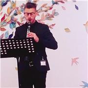 Laureato al Conservatorio con il massimo dei voti offre lezioni di Teoria della musica, Solfeggio e Clarinetto